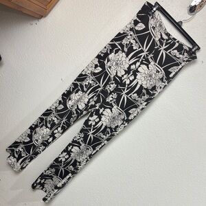 889 bryn Walker Black and White Floral Leggings. SzXL